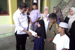 Wakil Wali Kota Jayapura salurkan bantuan anak yatim piatu dan lansia