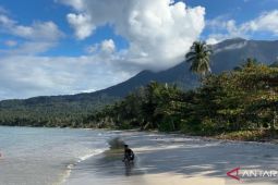 Menikmati pantai dan gunung sekaligus di Pantai Tanjung Natuna