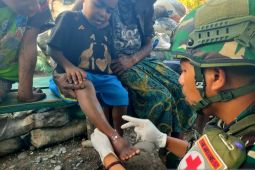 Satgas TNI Yonif 521/DY mendorong pengobatan gratis bagi warga Walesi