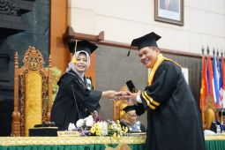 Bambang Haryo rampungkan studi magister politik di UWKS