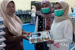 Dapur SPPG Masjid Jamik Pangkalpinang salurkan menu MBG ke 2.983 siswa pada hari pertama