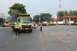 Polisi putar balik truk tambang yang langgar jam operasional di Cikande