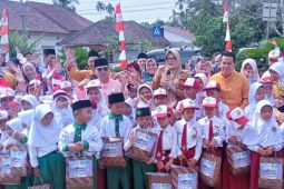 Pemkab Tanjab Timur salurkan 9.994 seragam gratis kepada siswa PAUD-SMP
