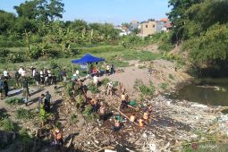 Bali bersihkan sampah sisa banjir di aliran sungai