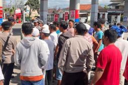 Puluhan pengecer BBM datangi SPBU Rarang Lotim minta izin pembelian pakai jeriken