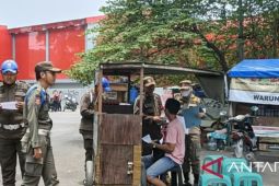 Satpol PP Karawang minta puluhan PKL taman area Stadion Singaperbangsa bongkar lapak sendiri