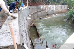 Perbaikan turap Kali Cipinang di Kelurahan Makasar Jaktim sudah capai 90 persen