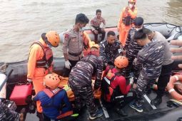 Tim SAR evakuasi jenazah penumpang kapal jatuh ke laut