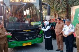 Khofifah gratiskan Trans Jatim di Hari Santri 2025