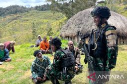 Satgas Yonif 511 salurkan bahan pokok bagi warga Popome yang berduka