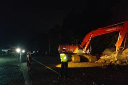 Longsor tebing sempat macetkan lalu lintas Banda Aceh-Meulaboh