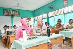 Kapolda Kalsel santap MBG bersama siswa SMPN 5 Banjarbaru pastikan keamanan pangan