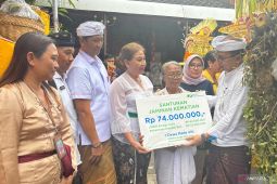Pemkab Gianyar Bali serahkan santunan kematian rohaniawan