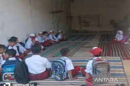 Konflik, siswa SDN di Pamekasan belajar di rumah warga dan tenda