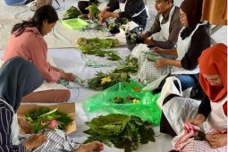 Pelaku ekonomi kreatif di Mataram dapat pelatihan ecoprint