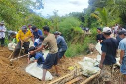 Pemkab Simalungun dan warga gotong royong perbaiki jalan longsor