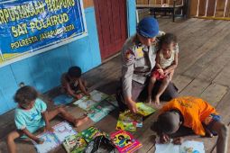 Satuan Polair Polresta Jayapura Kota gelar perpustakaan terapung di Kampung Enggros