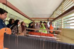 Mahasiswa UIN Ar-Raniry belajar menenun Songket Aceh Besar