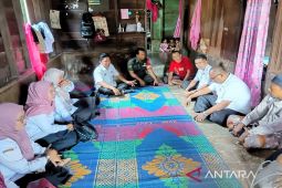 Kakak adik di Mandailing Natal putus sekolah, Camat Siabu pastikan bantuan tersalurkan