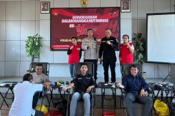 Polres Manggarai mengumpulkan belasan kantong darah saat HUT Humas Polri