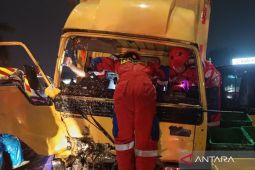 Sopir yang terjepit akibat kecelakaan di Buaran dibawa ke RS Pondok Kopi, Jakarta Timur