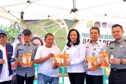 Kanwil Imigrasi Banten beri bantuan benih jagung pada kelompok tani Makmur