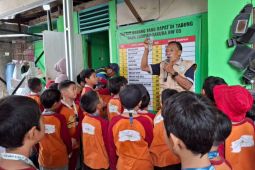 Sekolah Alam Indonesia belajar pilah dan daur ulang sampah di Kampung Merdeka Alfamidi