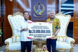 Gubernur Sulsel serahkan Rp20 miliar infrastruktur dan UMKM di Pinrang