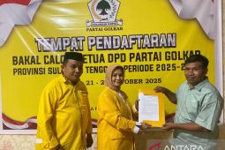 Bupati Mubar Darwin ambil formulir pendaftaran calon ketua Golkar Sultra