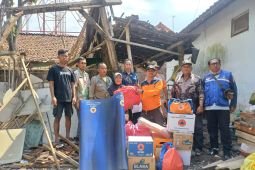 BPBD Probolinggo berikan bantuan korban terdampak angin kencang