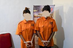 Polda NTT serahkan dua mahasiswi tersangka Judi Online ke Kejaksaan