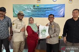 DPRD Jabar menyalurkan bantuan beras dalam kegiatan PDRP di Cianjur