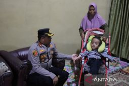 Polres Nagan Raya salurkan bantuan untuk balita penderita penyakit Hydrosefalus
