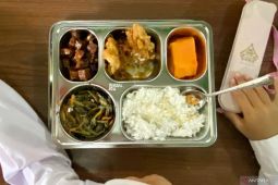 Minum air putih dan simpan sisa makanan jika alami gejala dugaan keracunan MBG