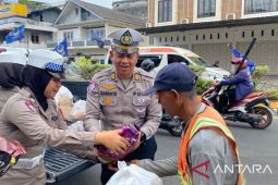 Polantas Menyapa, Ditlantas Babel bagikan hasil ketahanan pangan dan sembako ke warga