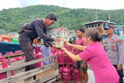Polres Kepulauan Anambas bagikan 100 paket makanan kegiatan Jumat Berkah