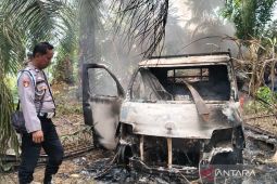 Mobil bawa buah sawit curian dibakar massa di Mukomuko