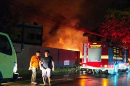 KLH meninjau tingkat pencemaran di Karawang dampak kebakaran gudang limbah B3