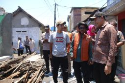Pemkab Sidoarjo bantu renovasi rumah warga yang ambruk akibat hujan deras