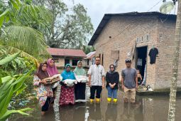 Dari pintu ke pintu, Camat Tanjungberingin salurkan bantuan banjir