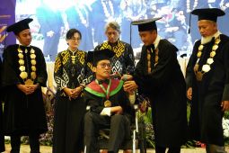 Kisah mahasiswa difabel UM Surabaya lulus predikat cumlaude