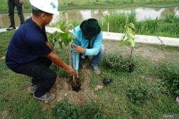 Aksi tanam pohon dan bersih sungai dari sampah plastik