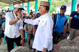 Pemkab Bone Bolango serahkan bantuan tingkatkan pendapatan nelayan