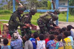 Satgas TNI Yonif 521/DY beri makanan ke anak asl Papua wujud cinta kasih