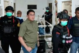 Petugas sita puluhan ponsel dari sel hunian napi Lapas Karawang