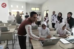 Siswa Sekolah Rakyat Menengah Atas di Tangsel dapat laptop