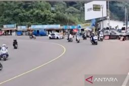 Polres Cianjur memberlakukan satu arah lebih cepat di Puncak