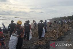 Ribuan pemuda Yogyakarta gelar aksi bersih Pantai Trisik