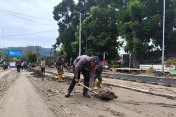 Satbrimob Polda Sulteng bantu warga terdampak banjir di Kabupaten Tolitoli