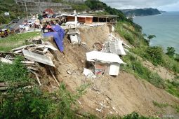 Dua warung di rest area JLS Tulungagung jatuh ke jurang kena longsor